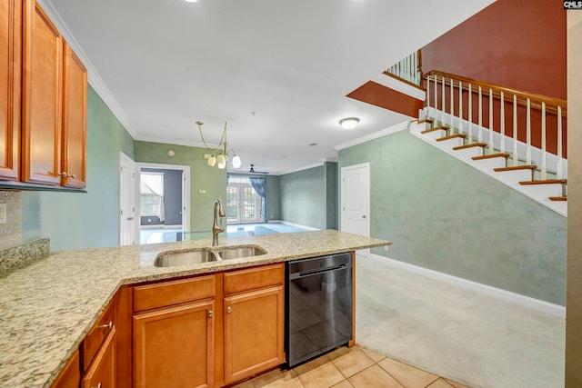 kitchen featuring sink, an inviting chandelier, kitchen peninsula, light colored carpet, and ornamental molding