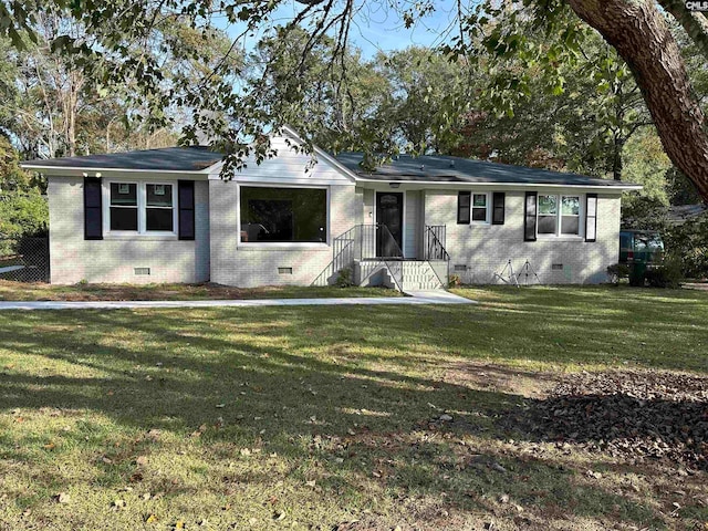 ranch-style house featuring a front yard