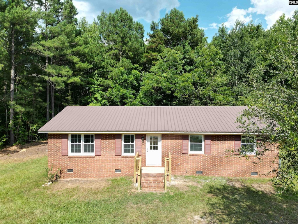 single story home featuring a front lawn