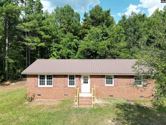 single story home featuring a front lawn