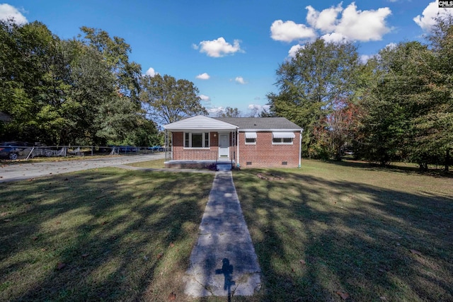 view of front facade with covered porch and a front yard