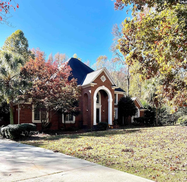 view of front of home featuring a front yard