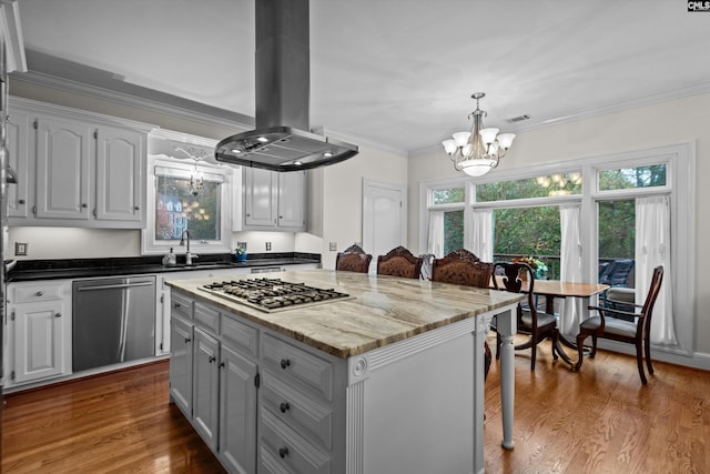 kitchen with stainless steel appliances, island range hood, dark wood-type flooring, an inviting chandelier, and a center island