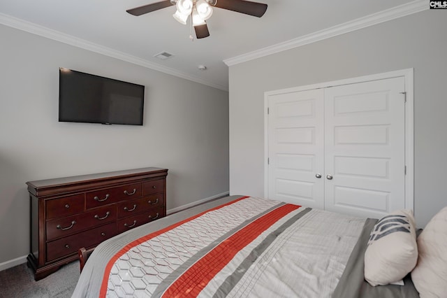 bedroom with a closet, ceiling fan, crown molding, and light colored carpet