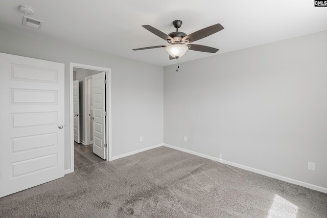 carpeted empty room featuring ceiling fan