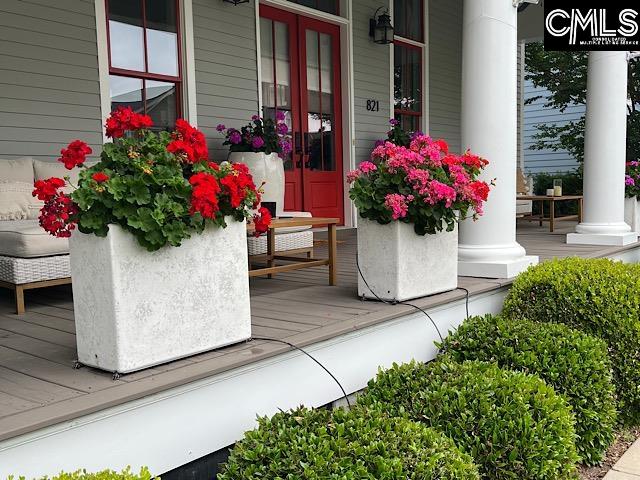 entrance to property featuring covered porch