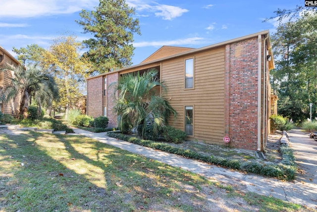 view of front facade with a front yard