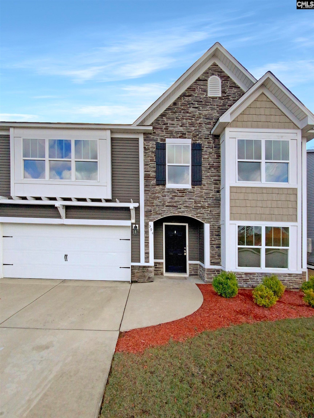 view of front facade featuring a garage and a front yard