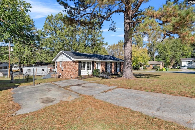 view of front of home featuring a front lawn