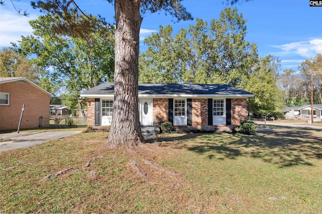 ranch-style house with a front yard