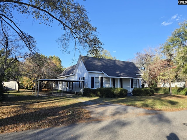 view of front facade with a front yard and a porch