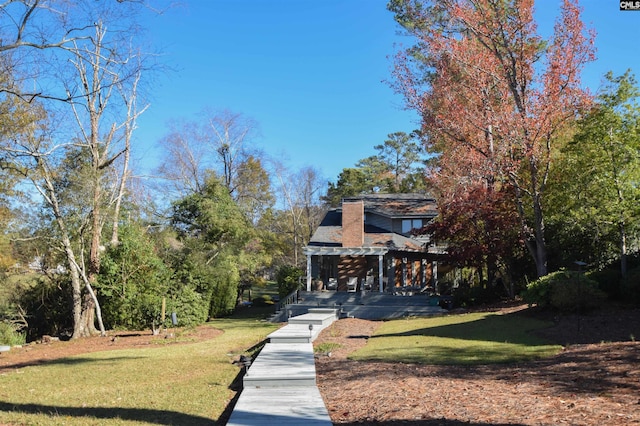 view of front of house featuring a front lawn