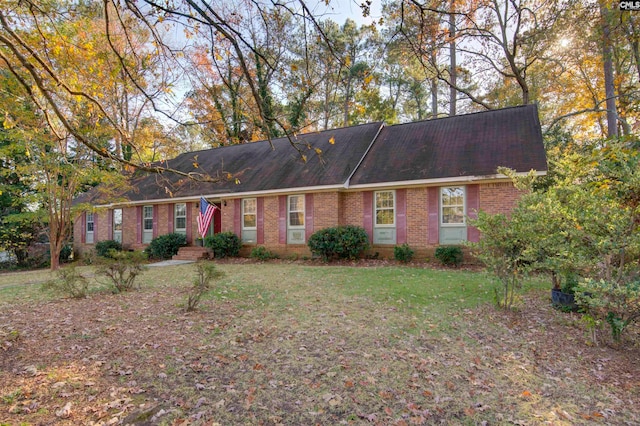 ranch-style house featuring a front yard