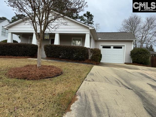 view of front of house featuring a front lawn and a garage