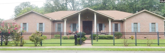 view of front of property featuring a front lawn