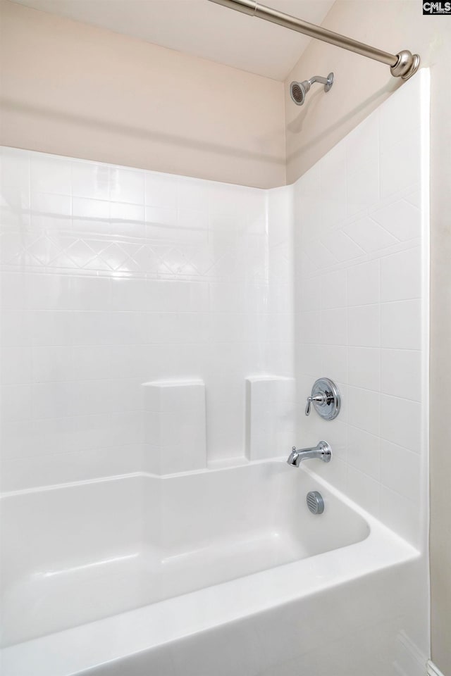 bathroom with tiled shower / bath combo