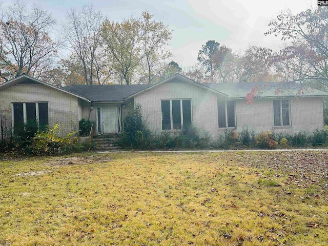 ranch-style house featuring a front yard