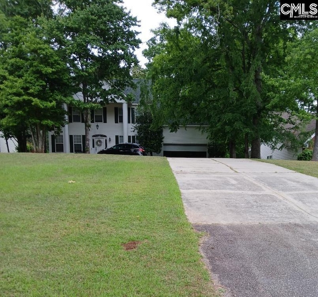 view of front facade with a front yard