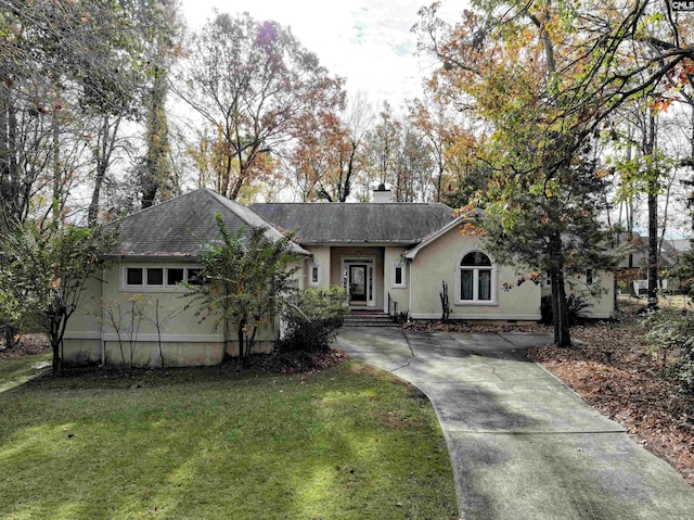 single story home featuring a front yard