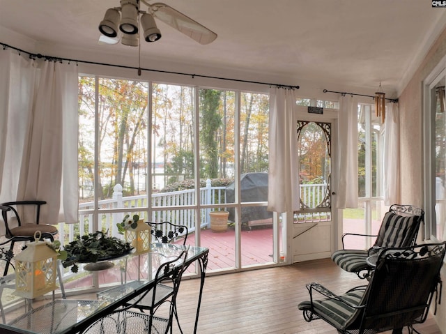 sunroom with ceiling fan