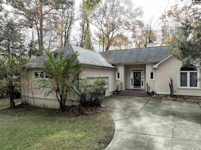 ranch-style house featuring a front yard