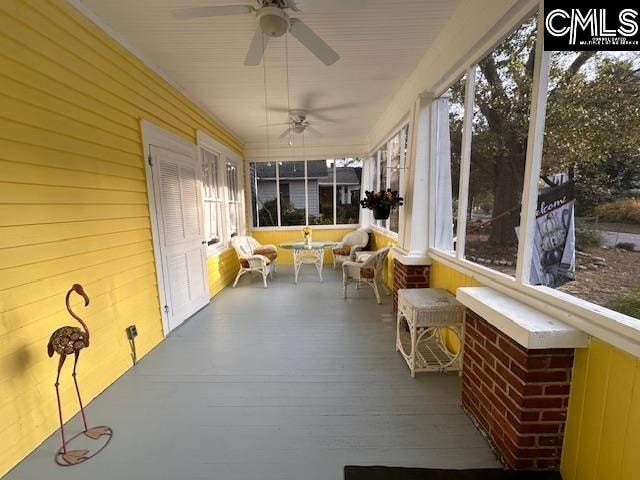 sunroom with ceiling fan