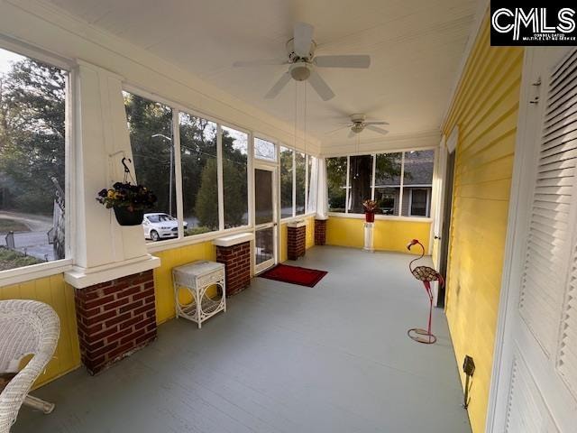 sunroom with ceiling fan