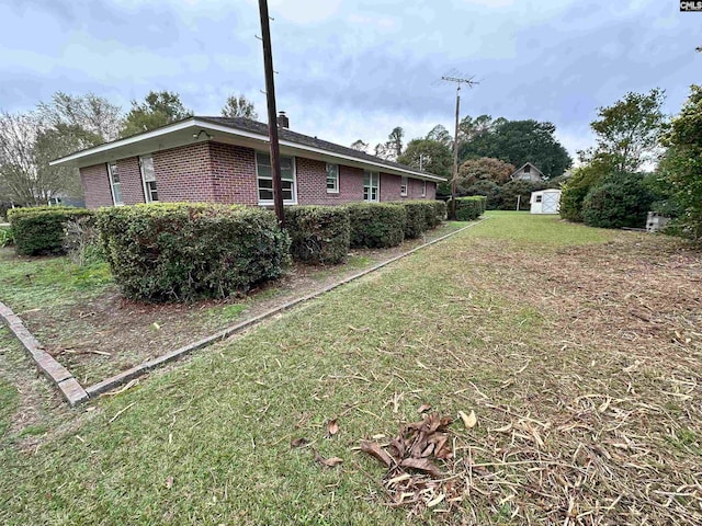 view of yard featuring a storage shed