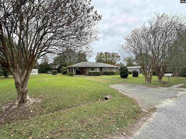 view of front of home featuring a front yard