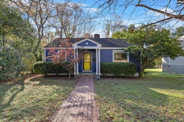 bungalow-style house featuring a front lawn