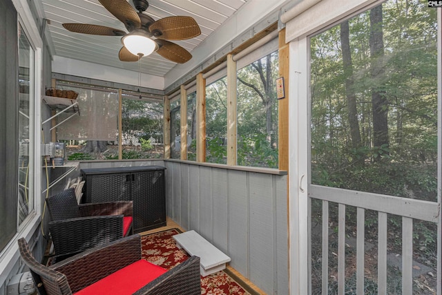 sunroom with ceiling fan