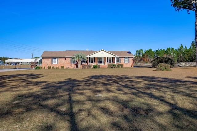 ranch-style house featuring a front lawn