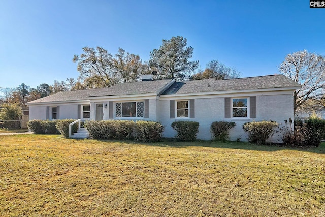 view of front of property featuring a front yard