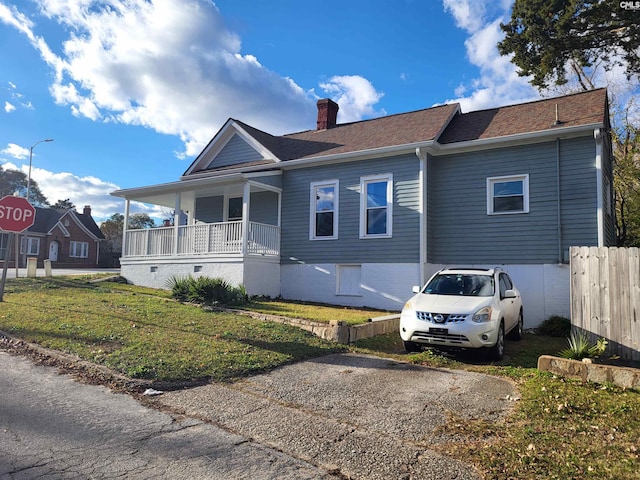 view of front facade with a porch and a front lawn