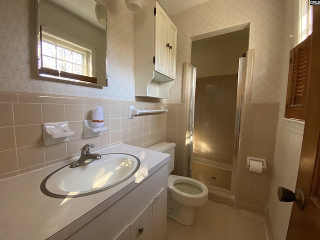 bathroom featuring tiled shower, vanity, tile walls, and toilet