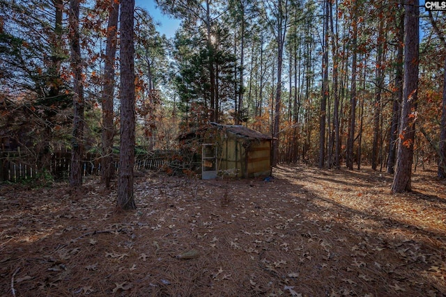 view of yard featuring an outbuilding