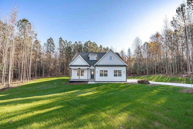 view of front of house with a front lawn