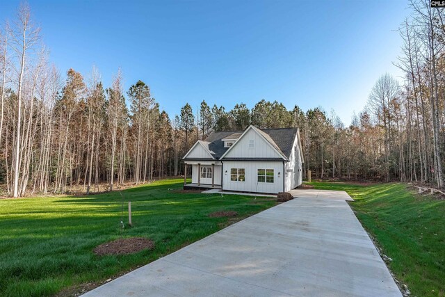 view of front facade with a front lawn