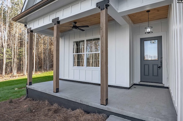 property entrance featuring ceiling fan