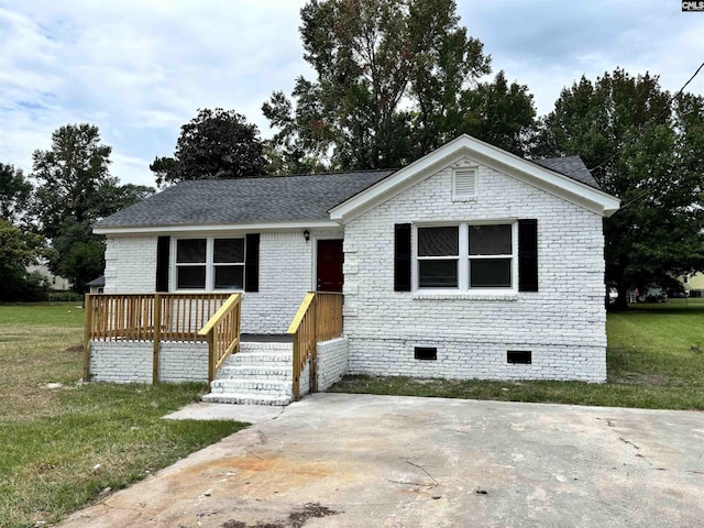 view of front facade with a front lawn