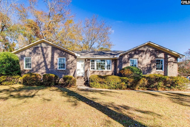 ranch-style home featuring a front lawn