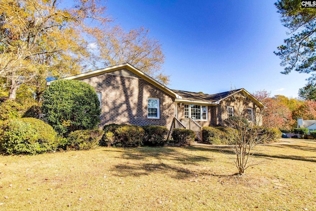 view of front of property featuring a front lawn