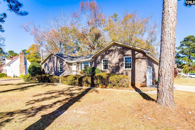 view of front of home featuring a front yard