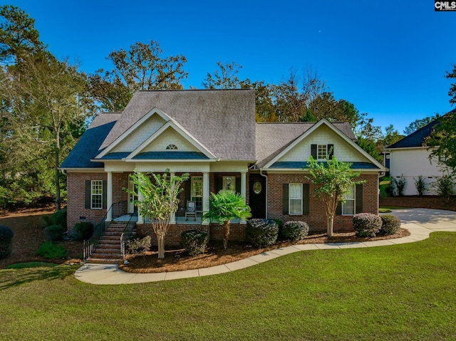 view of front of property featuring a front lawn and a porch