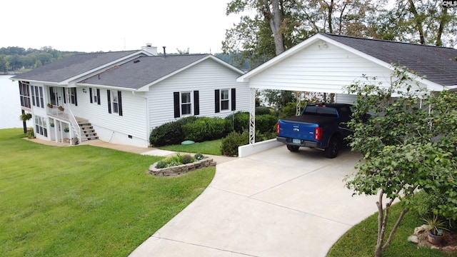 view of front of home featuring a front yard and a carport