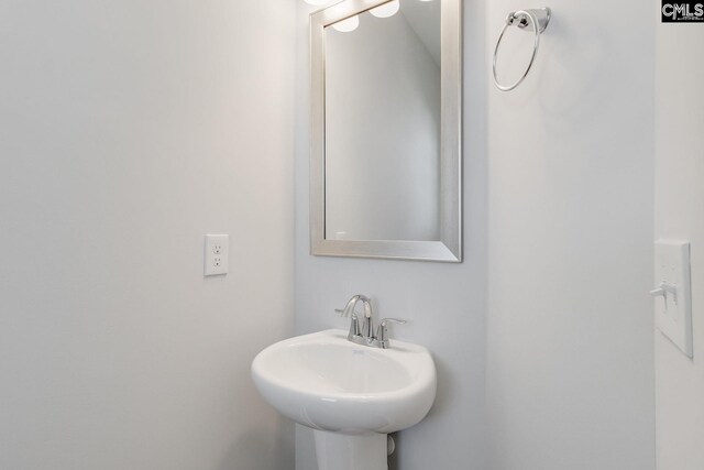 bathroom featuring a sink