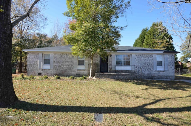 single story home with a front lawn