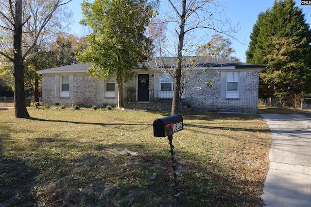 ranch-style house featuring a front yard