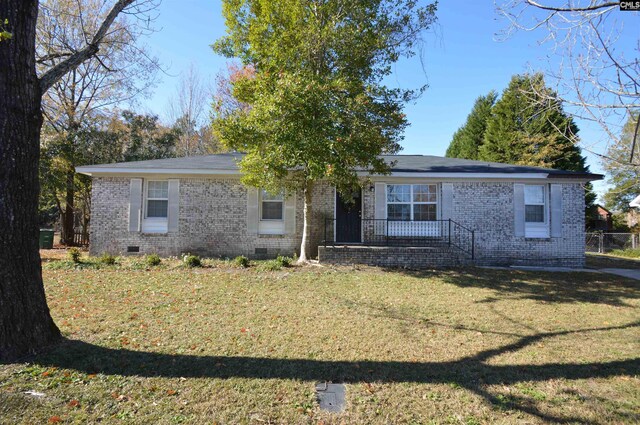 single story home featuring a front yard