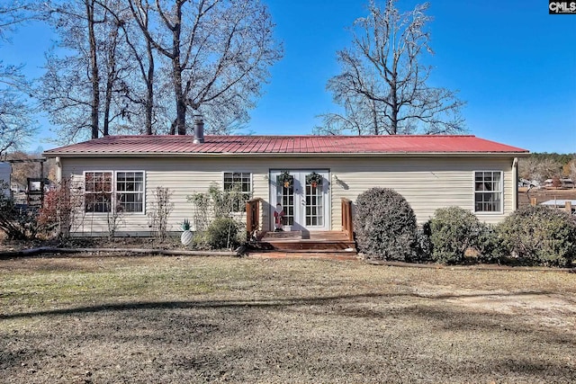 view of front facade featuring a front lawn